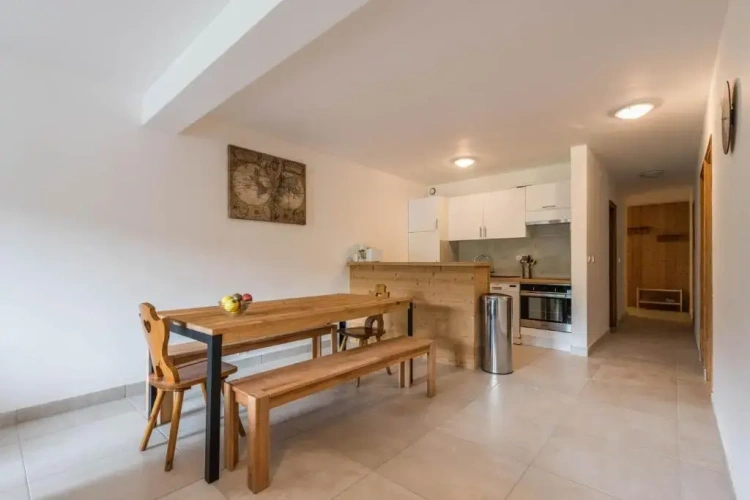 3 Bedrooms Apartment