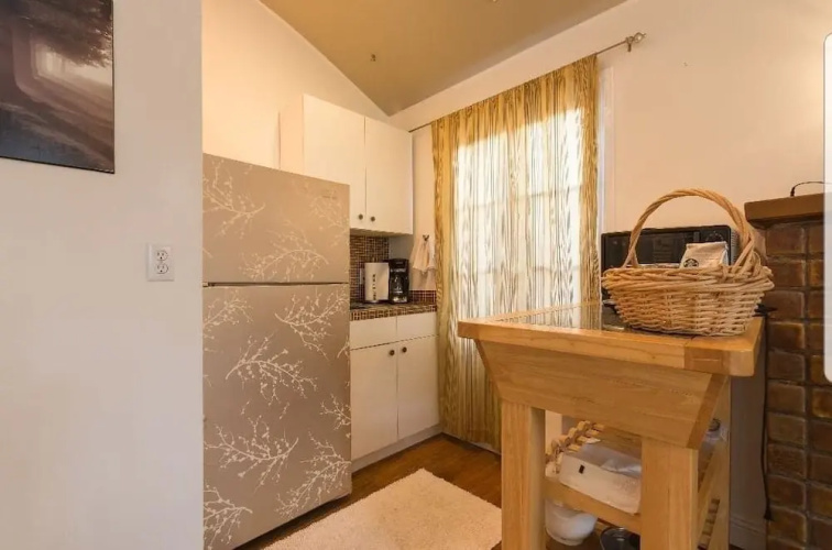 935 Venice Beach - Studio Apts