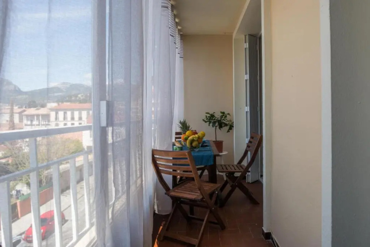 T2 avec loggia fleurie et ensoleillée