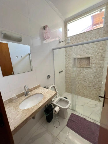 Casa c/ quartos separados + churrasqueira ampla.