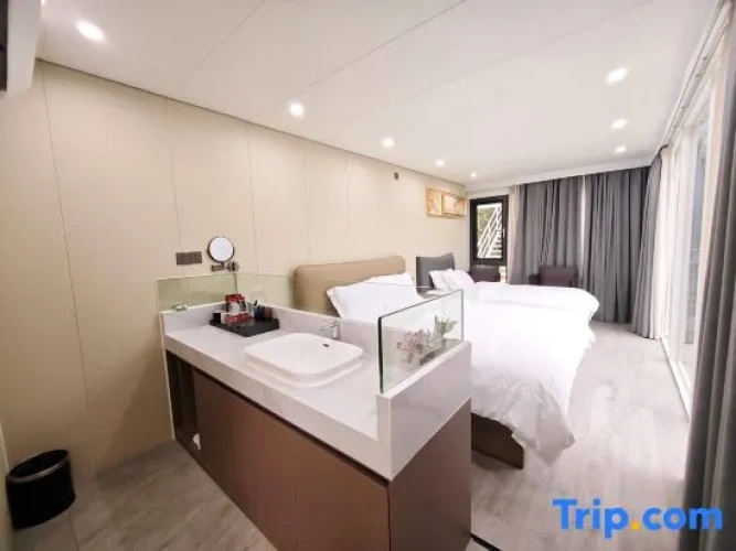 Standard Twin room with garden view