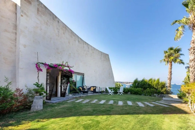 5 Bedrooms Villa