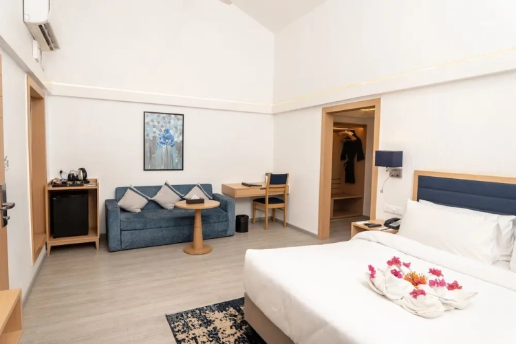 Deluxe room with pool view