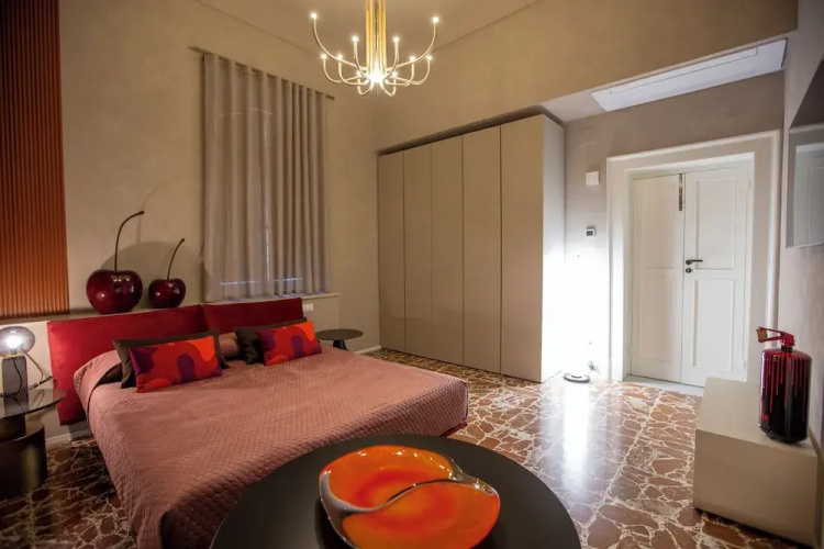 Reverse Art Hotel