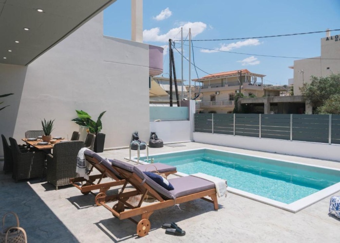 2 Bedrooms Villa