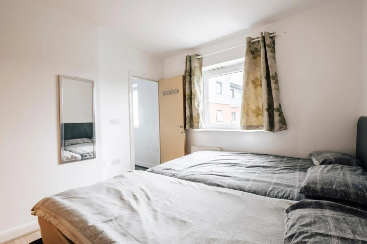 Lloyd St Apartment