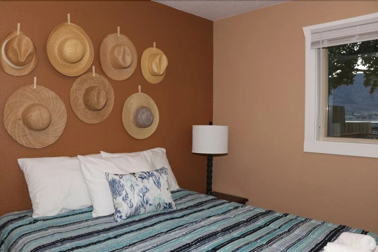 Lakefront Cottage at Nk'mip Campground - 4 Br Cabin