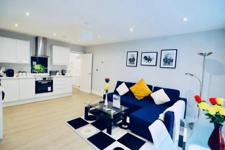 Morden Central Self Contained Flat By CozyNest