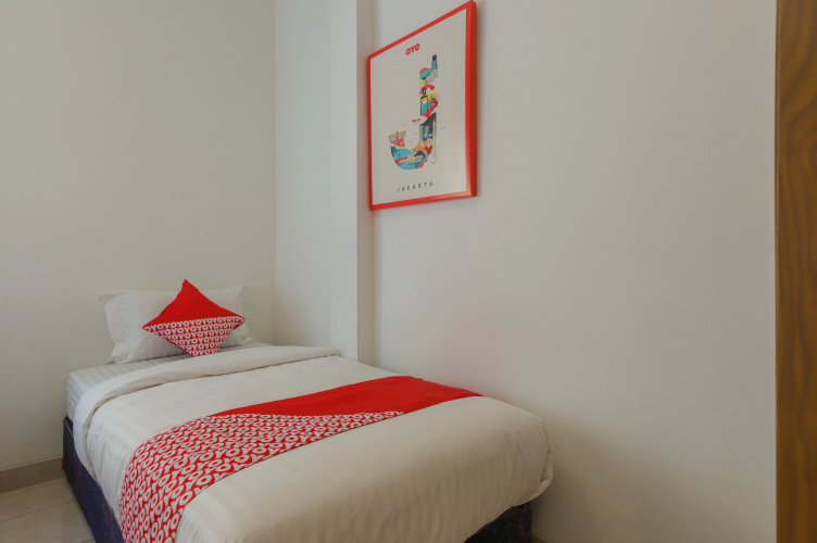 OYO 866 Idola Residence