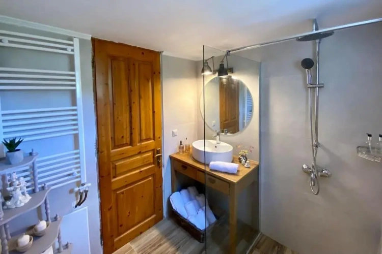 4 Bedrooms Cottage