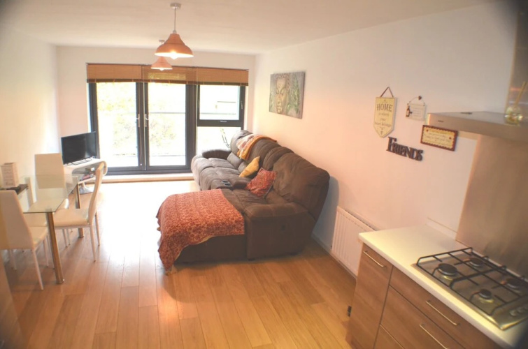 360 Serviced Accommodations - Brentwood 2 Bedroom Executive Apartment With Secure Parking