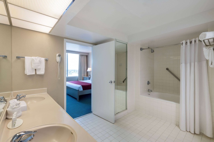 Ramada by Wyndham Kissimmee Gateway photo 11