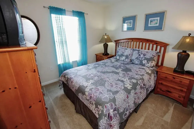 2633 Trafalgar Village