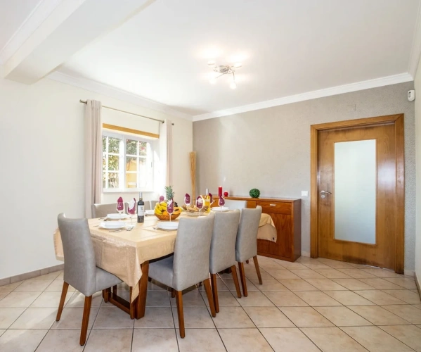 5 Bedrooms Villa