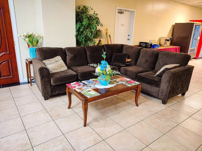 Clover Inn & Suites