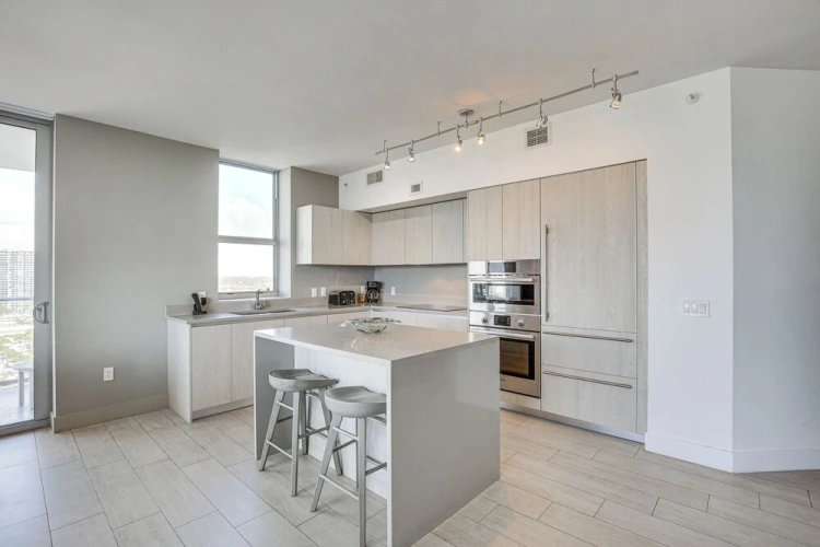 3 Bedrooms Apartment