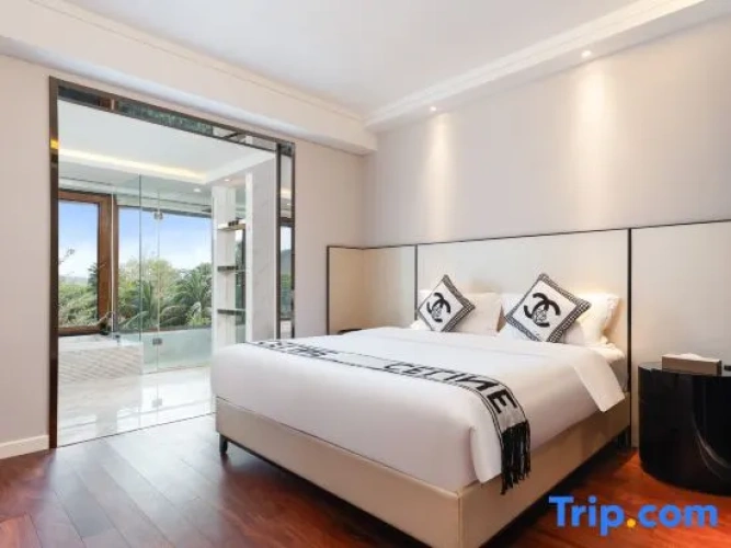 2 Bedrooms Luxury Suite with balcony and with garden view