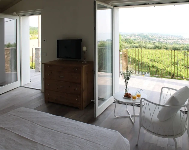 Junior Suite with balcony and with lake view