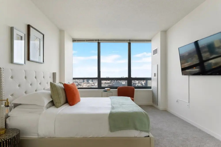 West Loop Luxe 2BR Balcony Skyline Views