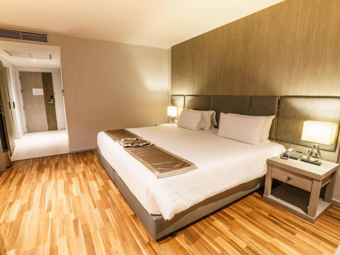 New Season Square Hotel