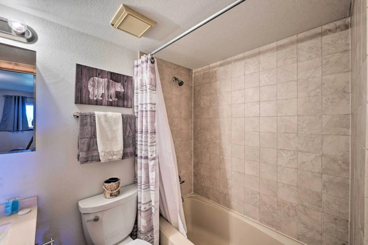 Cozy & Chic Mountain Condo w/ Community Perks