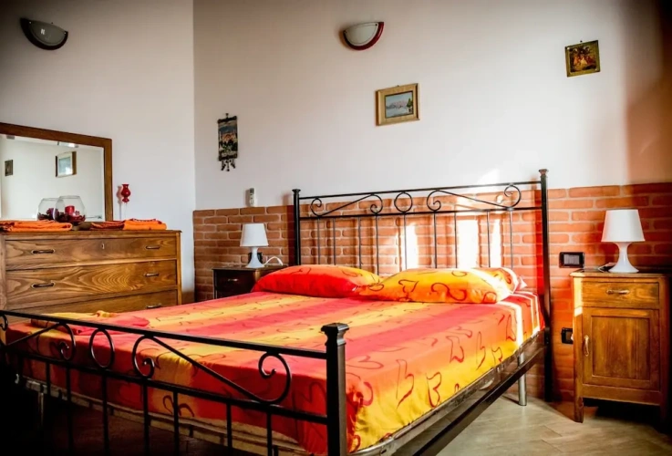 2 Bedrooms Premier Cottage with land view