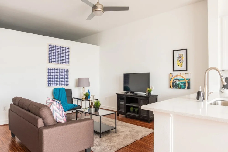 1 BR Apt Near AA Center with Parking by Frontdesk