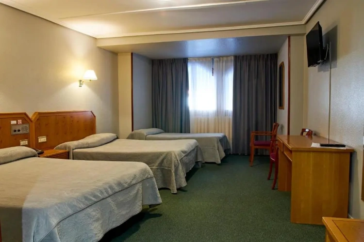 Quintuple room