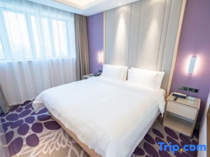 Deluxe Double Suite with street view