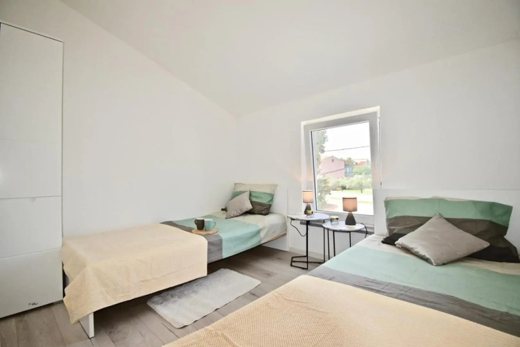Bright and spacious apartment with grill ***