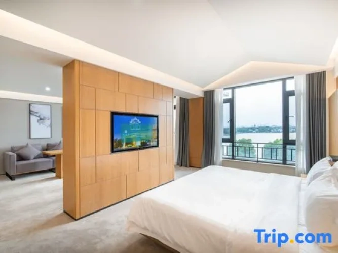 Suite with lake view