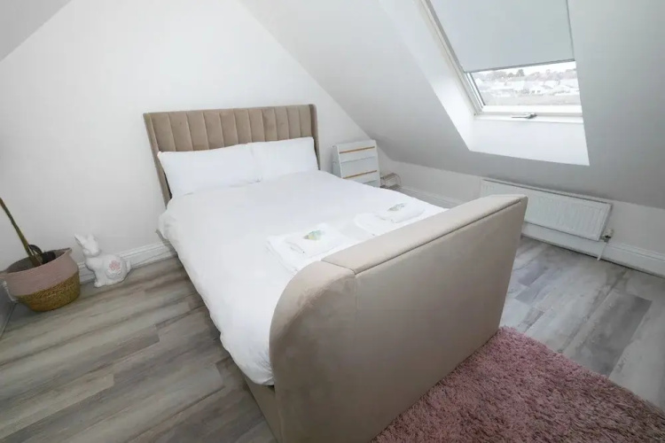 Modern 5-bed Retreat With Parking