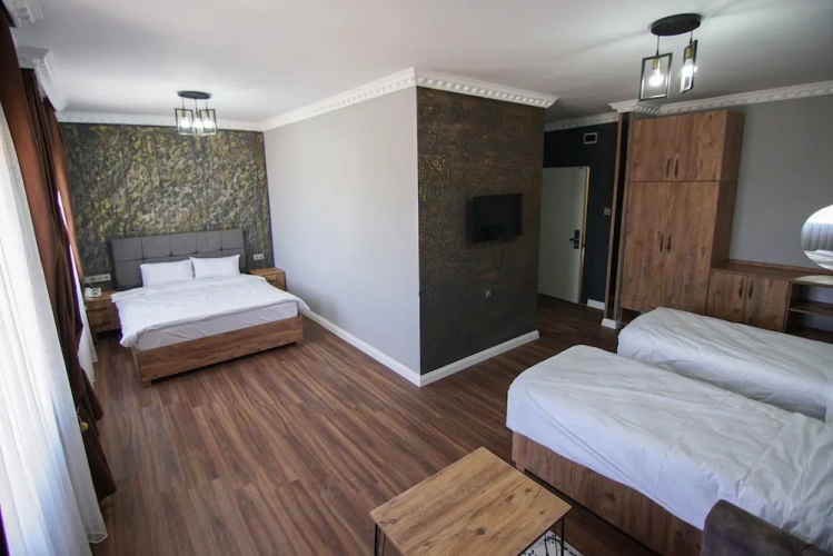 Classic Triple room with city view