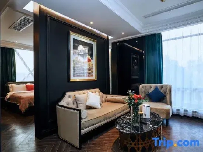 Premium Suite with canal view