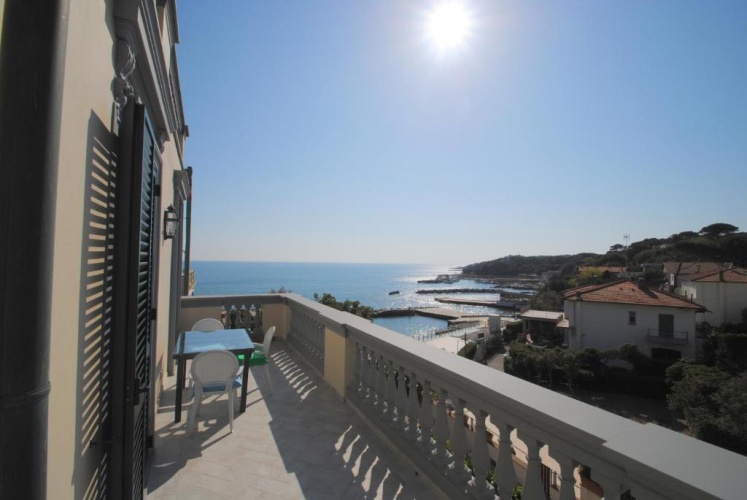 2 Bedrooms Apartment with sea view