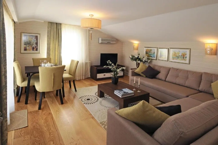 3 Bedrooms Apartment