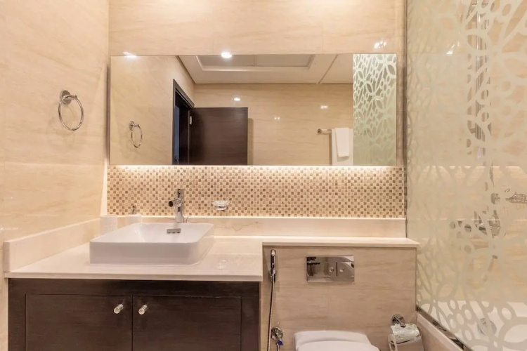 Bright & Spacious 3BR With Study in Downtown - Sleeps 7!