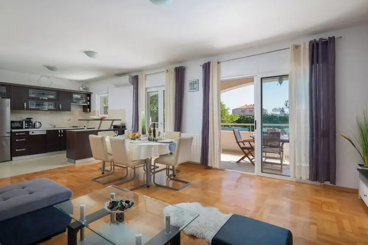Sunshine Holiday Home