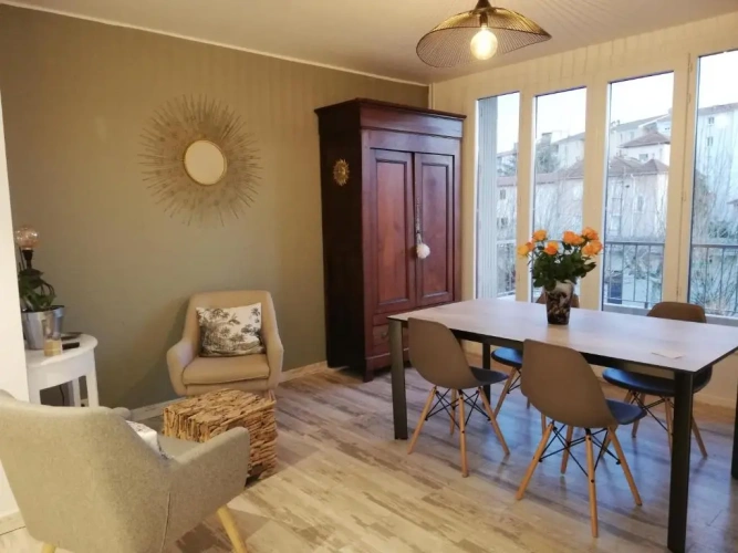 2 Bedrooms Apartment