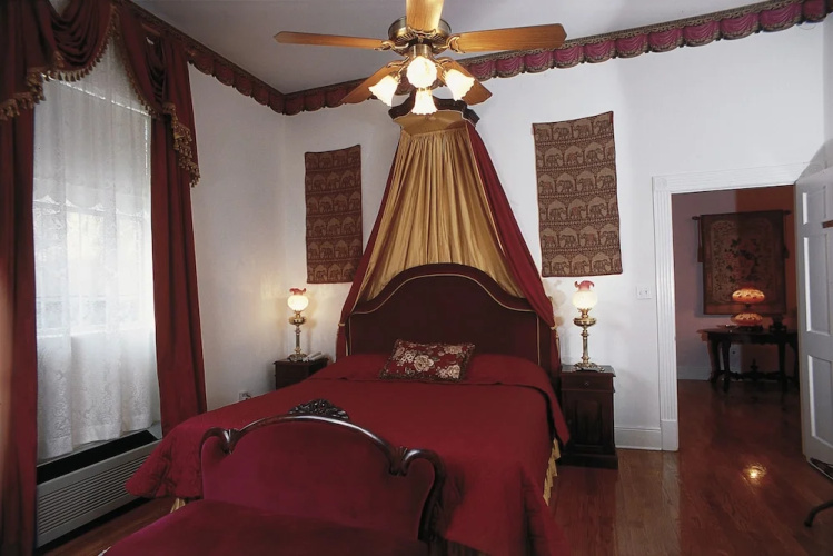 Hubbard Mansion B&B
