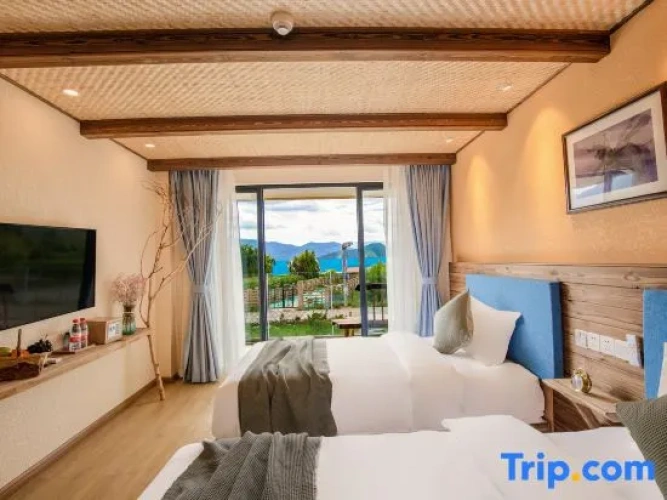 Standard Twin room with lake view