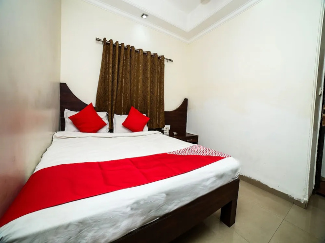 OYO 15248 Hotel Shreemaa