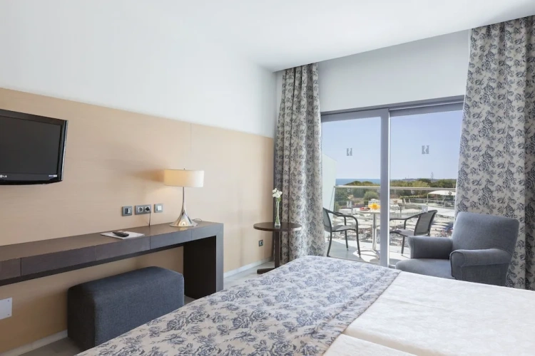 Standard Triple room with balcony and with partial sea view