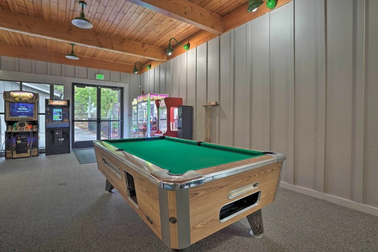 Resort-style Klamath Falls Home, Golf Course View!