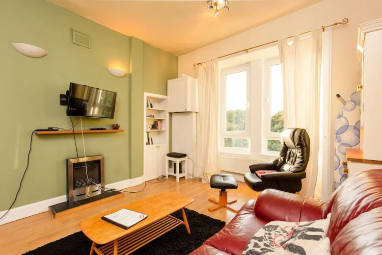 1 Bedroom Apartment Overlooking Park