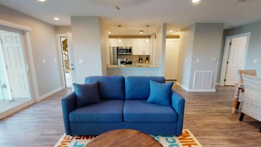 AH-J137 Newly Remodeled First Floor Condo, Shared Pool & Hot Tub