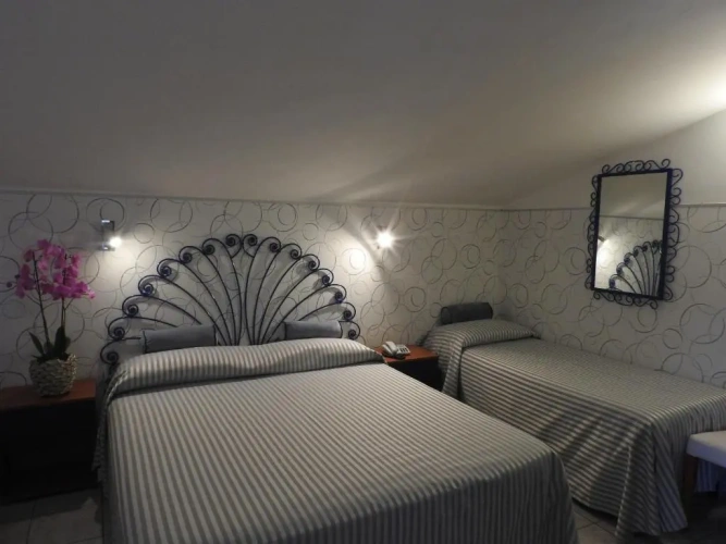 Standard Triple room