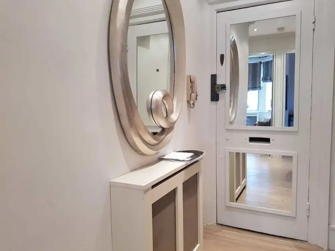 Hans Crescent Apartment