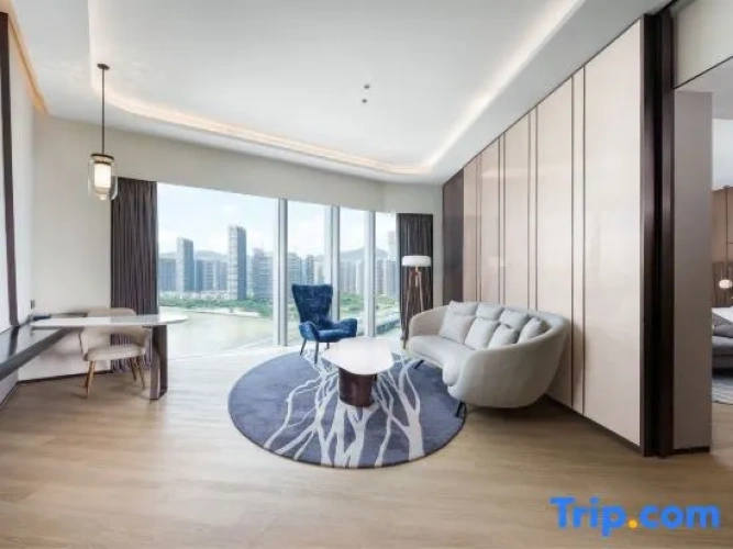 1 Bedroom Double Club Suite with river view
