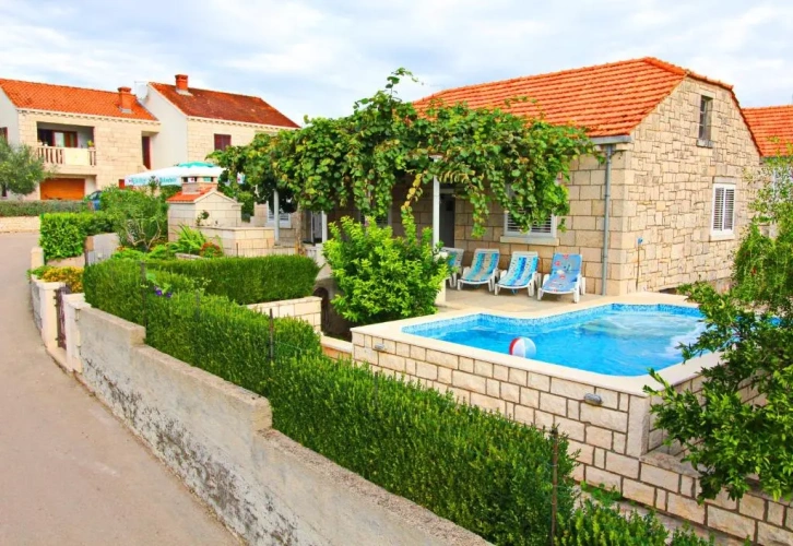4 Bedrooms Cottage